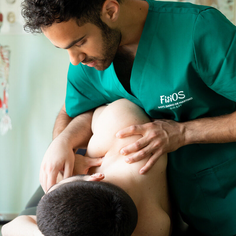 Dottore Dario De Martino effettua una manipolazione alla spalla su paziente uomo durante un trattamento osteopatico e fisioterapico per la cura dolore alla spalla