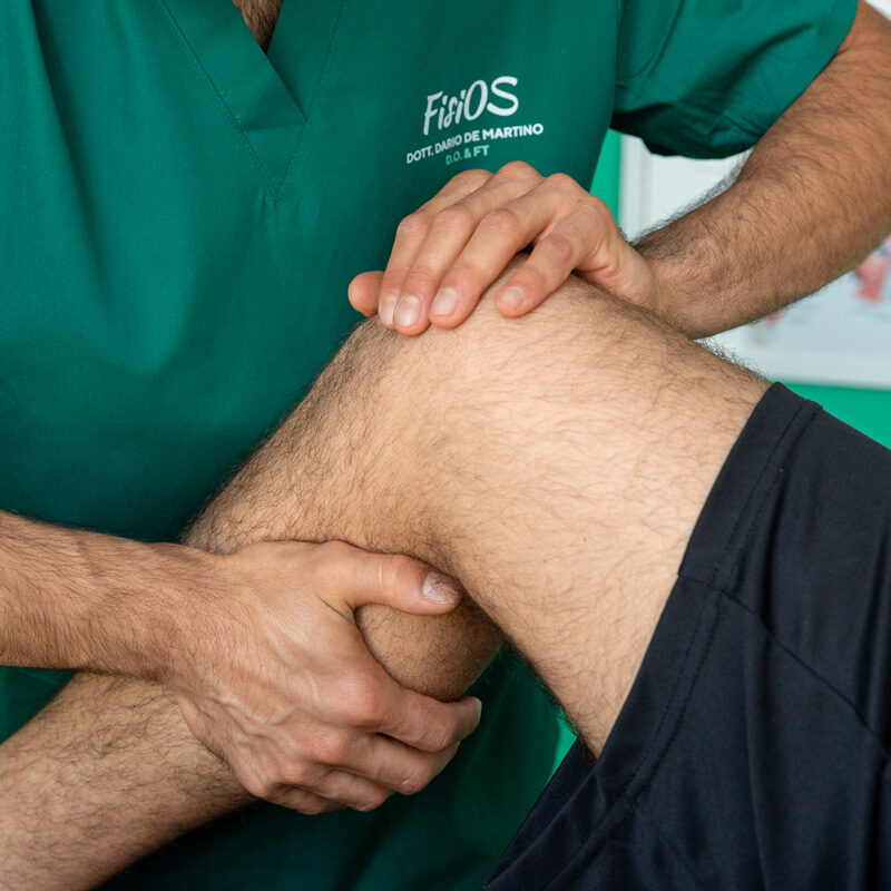Dottore Dario De Martino effettua una manipolazione al ginocchio durante un trattamento di osteopatia e fisioterapia