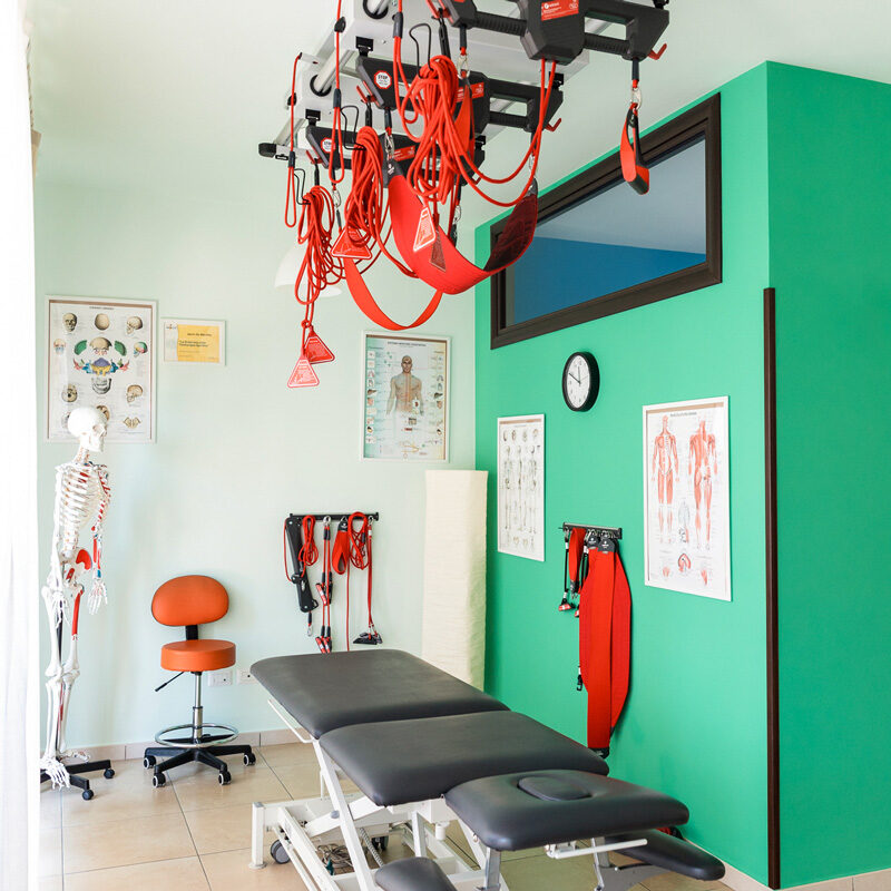Studio di osteopatia e fisioterapia a Pontecagnano (SA). Stanza con lettino e sistema Redcord Neurac