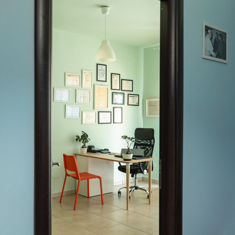 Studio di osteopatia e fisioterapia a Pontecagnano (SA). Stanza con scrivania e attestati del dottore osteopata fisioterapista Dario De Martino