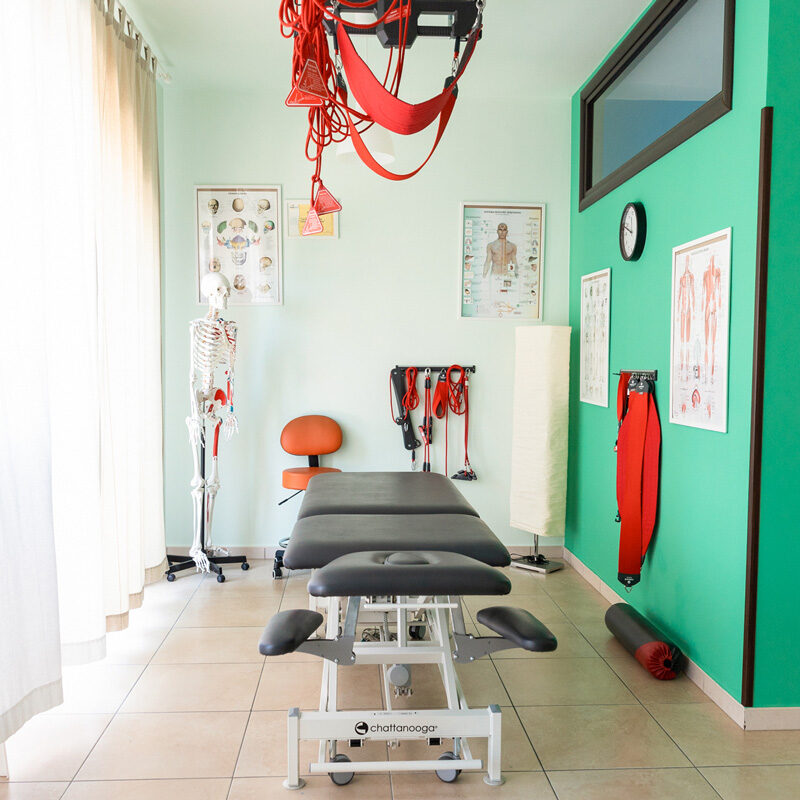 Studio di osteopatia e fisioterapia a Pontecagnano (SA). Stanza con lettino e sistema Redcord Neurac